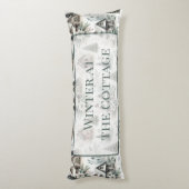 Winter Cottage Snowfall Words Lichaamskussen (Achterkant (Verticaal))