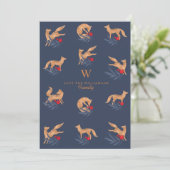 Winter Forest Foxes & Festive Foliage Monogram Feestdagenkaart (Staand voorkant)