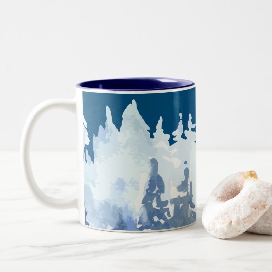 Winter Forest Scene Tweekleurige Koffiemok (Met donut)