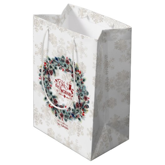 Winter Holiday Wreath 'Dit is het seizoensmonogram Medium Cadeauzakje (Achterkant Gekanteld)
