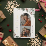 Winter Joy 2 Famille Photo<br><div class="desc">JOIE au monde,  blanc hiver fleuri et verdure,  Arche de vacances et cadre carré 2 carte photo. Caractéristiques,  support couleur vert solide avec espace modèle pour votre message de vacances personnel.</div>