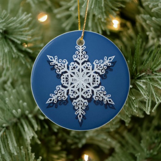 Winter Sky Snowflake — Classic White on Blue Keramisch Ornament (Boom)