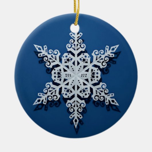Winter Sky Snowflake — Classic White on Blue Keramisch Ornament (Voorkant)