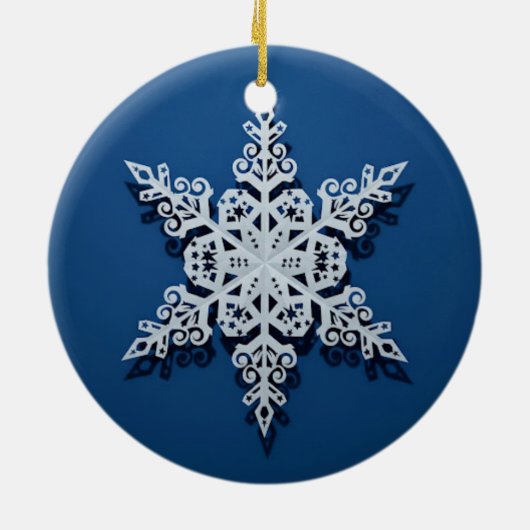 Winter Sky Snowflake — Classic White on Blue Keramisch Ornament (Achterkant)