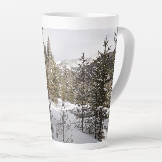 Winter Snowy Mountain Scene in Montana Latte Mok (Rechterhoek)