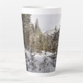 Winter Snowy Mountain Scene in Montana Latte Mok (Voorkant)