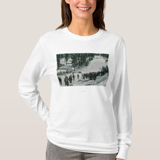 Winter Sport Scene in Charleston Mountain T-shirt (Voorkant)