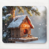Winter Vogelhuis met Neon Open Sign Muismat (Voorkant)