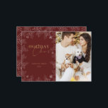 Winter Wonder Photo Gold Calligraphy Carte de vaca<br><div class="desc">Notre collection "Winter Wonder Holiday" présente des illustrations au pochoir de feuillage hivernal couplées à un élégant script en feuille d'or imitation. Les Arrière - plans sont élégants blanc, riche bordeaux et vert chasseur - couleurs de vacances classiques. Vous pouvez mélanger et assortir les produits de cette collection pour un...</div>