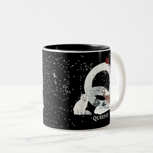 Winter Wonderland Alphabet Q Monogram | Snow Wolf Tweekleurige Koffiemok (Voorkant rechts)