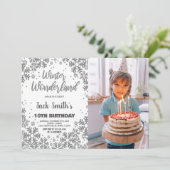 Winter Wonderland Anniversaire Invitations avec ph (Debout devant)