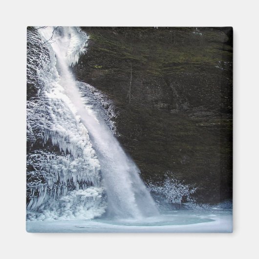 Winter Wonderland at Horsetail Falls Magnet (Devant)