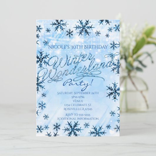 Winter Wonderland Blue Snowflakes Party Invitation (Debout devant)