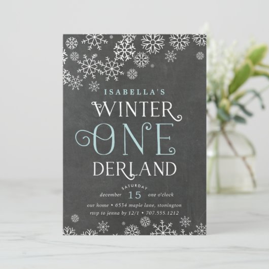 Winter Wonderland Chalkboard Premier Invitation d' (Debout devant)