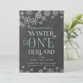 Winter Wonderland Chalkboard Premier Invitation d' (Debout devant)