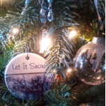 Winter Wonderland Ornement "Let it Snow"<br><div class="desc">Décorez votre sapin de Noël avec cet ornement hivernal de pays des merveilles. Ce design Let it Snow a été créé par Susan Golis. Ce ornement ferait un cadeau réfléchi pour un ami,  un collègue ou une famille.</div>
