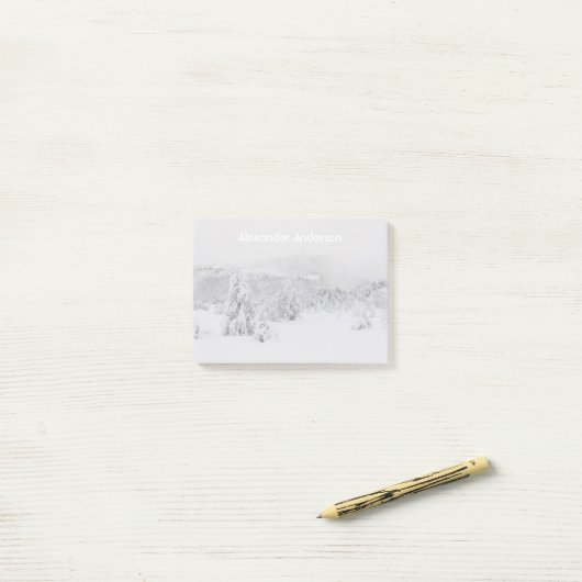 Winter wonderland serene landschap met mist post-it® notes (Op bureau)