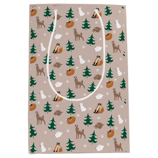 Winter Woodland Animals Snow Covered Trees Pattern Medium Cadeauzakje (Voorkant)