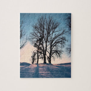Winterbomen in de schemerblauwe hemel legpuzzel