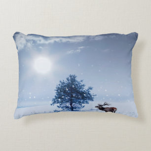Winterlandschap in blauwe kleur. Eenzame boom en w Accent Kussen