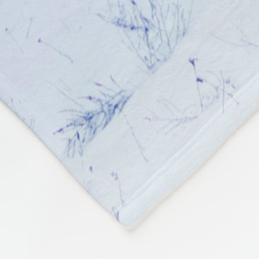 Winterlandschap in blauwe kleur. Eenzame boom en w Fleece Deken (Hoek)