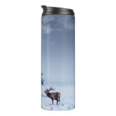 Winterlandschap in blauwe kleur. Eenzame boom en w Thermosbeker (Geroteerd rechts)