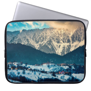 Winterlandschap in het Karpatische gebergte. Bran, Laptop Sleeve
