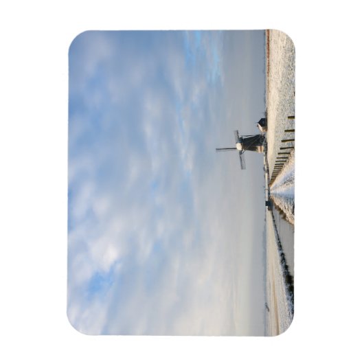 Winterlandschap met sneeuw en windmolen in Nederla Magneet (Verticaal)