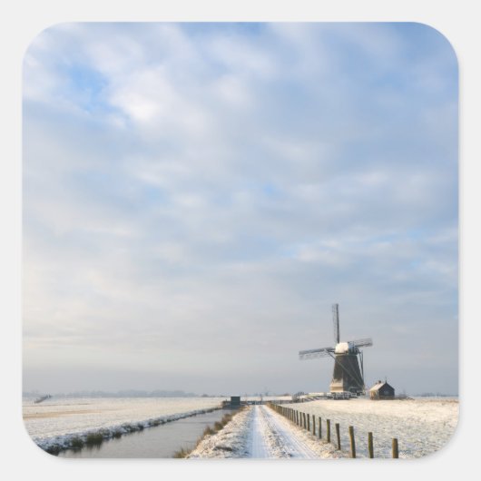 Winterlandschap met sneeuw en windmolen in Nederla Vierkante Sticker (Voorkant)