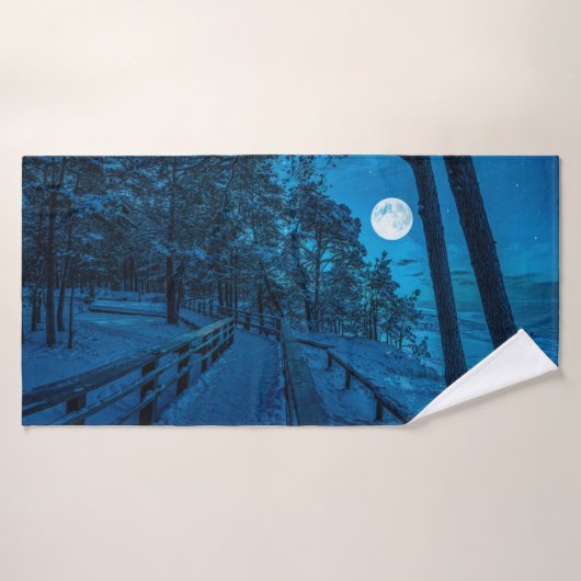 Winterlandschap met sneeuwbedekking met dennenbos badhanddoek (Badhanddoek)
