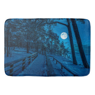 Winterlandschap met sneeuwbedekking met dennenbos badmat
