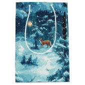 Winterlicher Pixelwald – Verschneite Waldszene Medium Cadeauzakje (Voorkant)