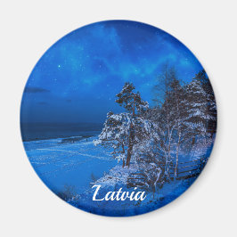 Winternacht met sneeuwbedekking in Letland Magneet