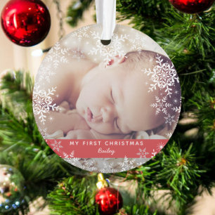 Winters baby's eerste kerst sneeuwvlokken op rood ornament