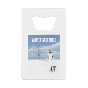 Wintersaluten. Vrouwelijke elf loopt in de sneeuw Kredietkaart Flessenopener