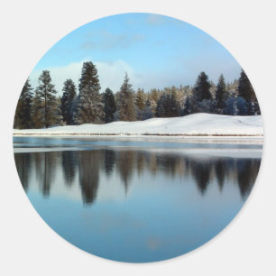 Winterse reflectie ronde sticker