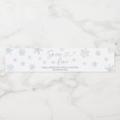 Wintersneeuw in Love Snowflake Bruidsmeisjesfeest Waterfles Etiket (Enkel label)