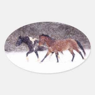 Wintersneeuwpaarden in Barn Ovale Sticker