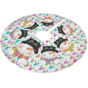 Wintersneeuwpoppen en gekleurde lichterrokken kerstboom rok