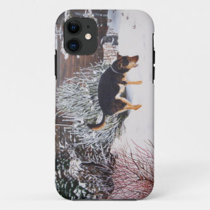 Wintersneeuwscène met schattige zwarte en geelbru iPhone 11 hoesje