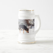 Wintersneeuwscène met schattige zwarte en geelbrui bierpul (Voorkant rechts)