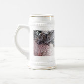 Wintersneeuwscène met schattige zwarte en geelbrui bierpul (Links)