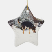 Wintersneeuwscène met schattige zwarte en geelbrui keramisch ornament (Rechts)