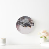 Wintersneeuwscène met schattige zwarte en geelbrui ronde klok (Huis)