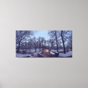 Wintersneeuwstadspark in de avond canvas afdruk
