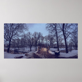 Wintersneeuwstadspark in de avond poster