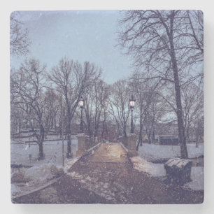 Wintersneeuwstadspark in de avond stenen onderzetter