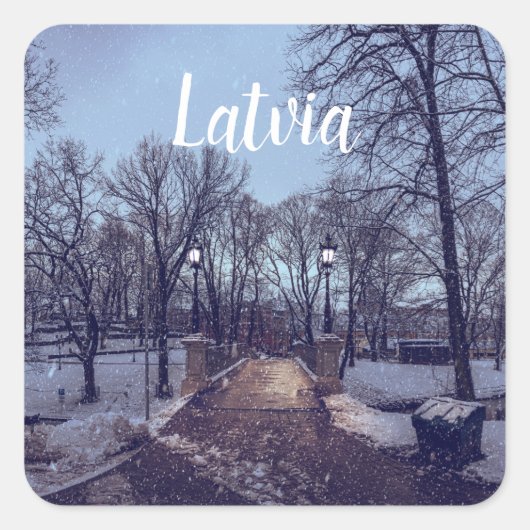 Wintersneeuwstadspark in de avond vierkante sticker (Voorkant)