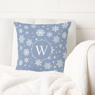 Wintersneeuwvlokken op lichtblauw monogram kussen