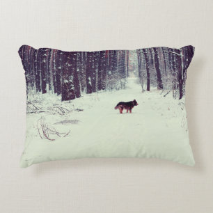 Wintersnowy dennenbos, hond die in het bos loopt accent kussen